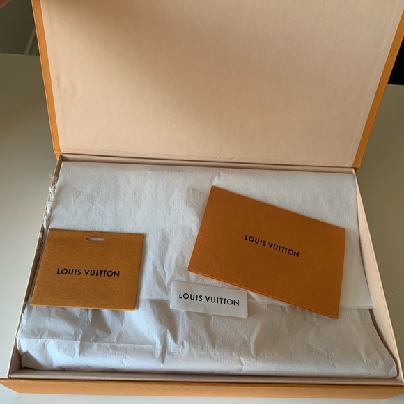 Louis Vuitton- Scarf Pink Monogram - Picture 7 of 8